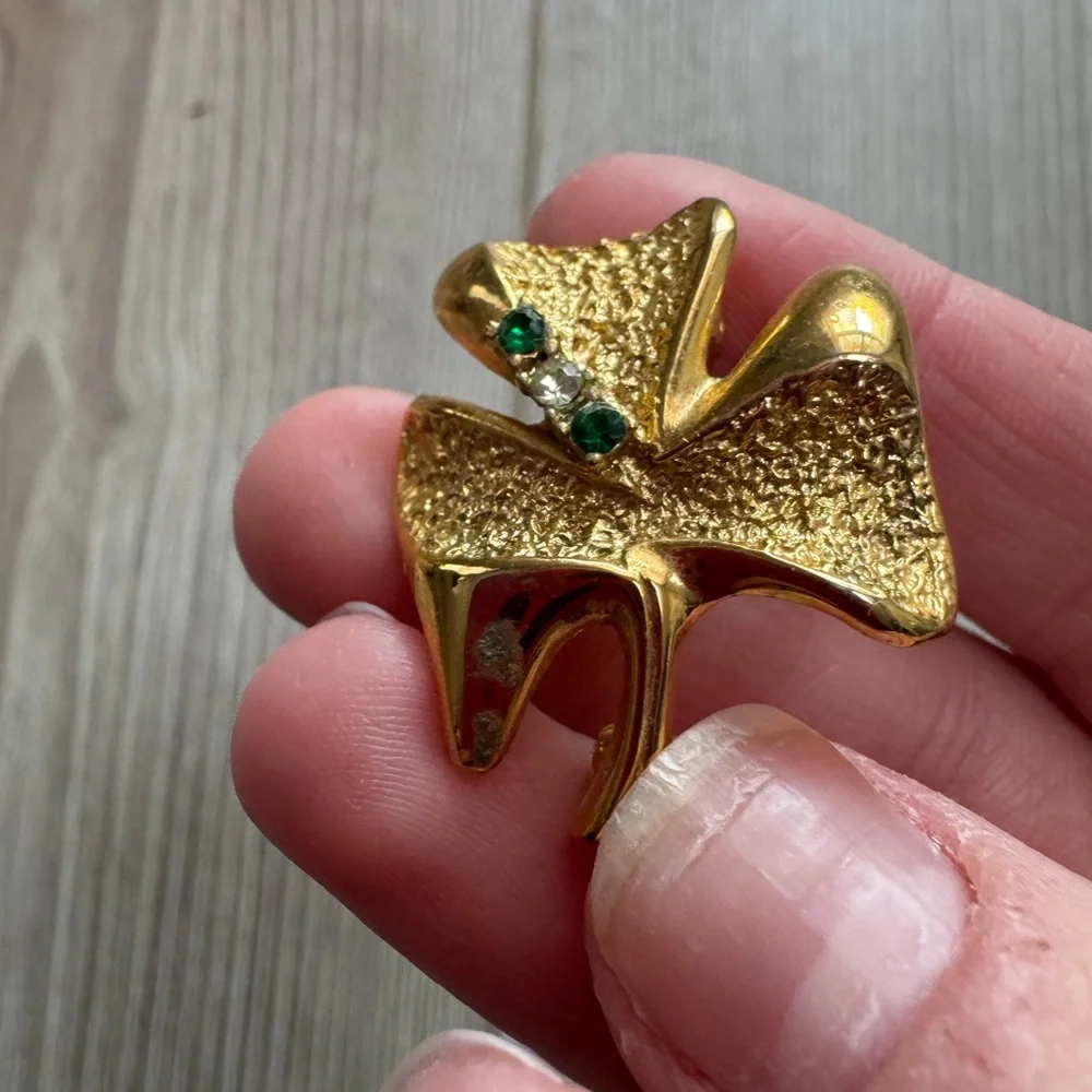 Elegant Vintage BJC Gold Clover Brooch Green Accents Lucky Charm emerald Irish - Picture 3 of 4